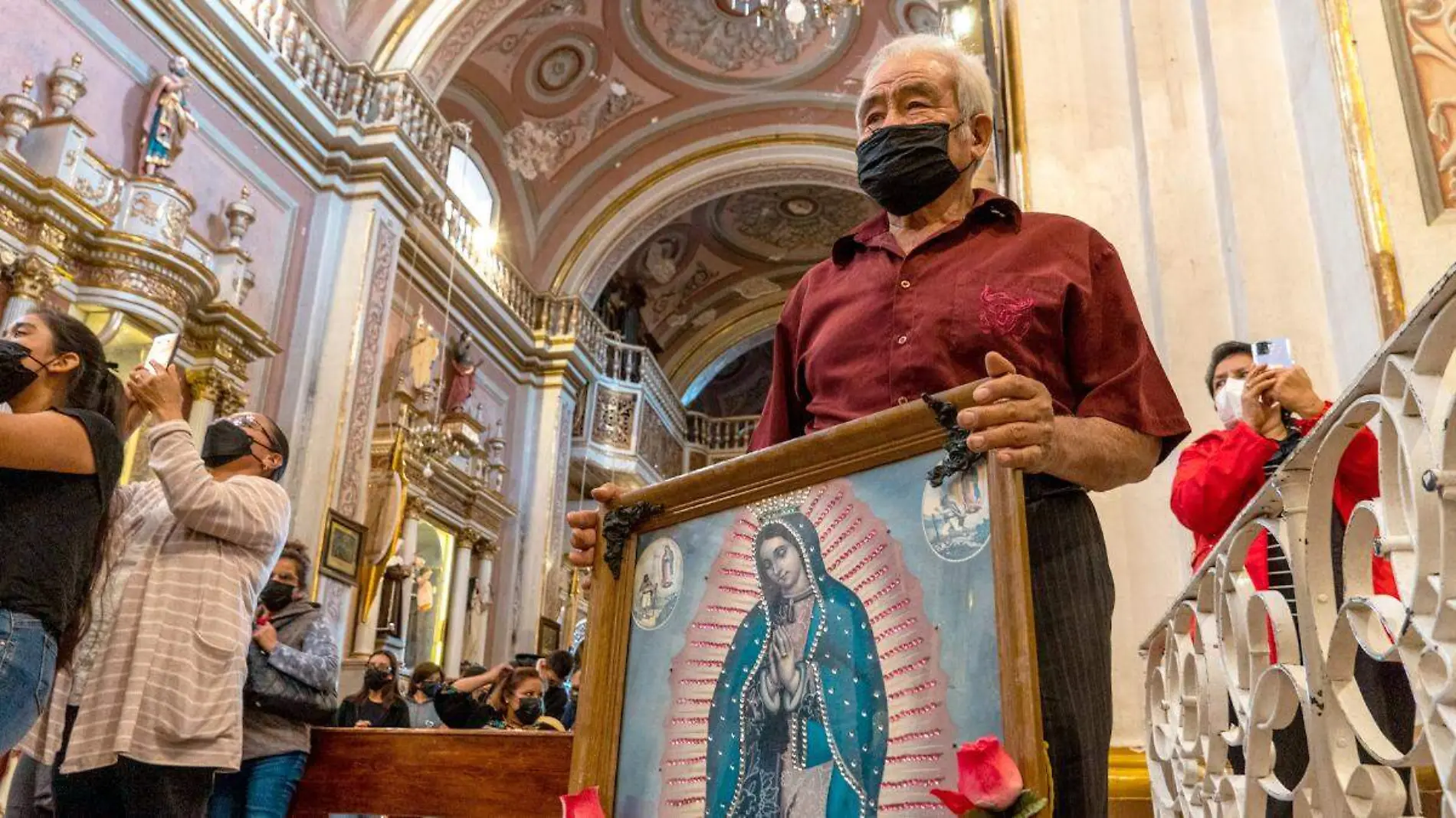 Fieles visitan a la Virgen de Guadalupe